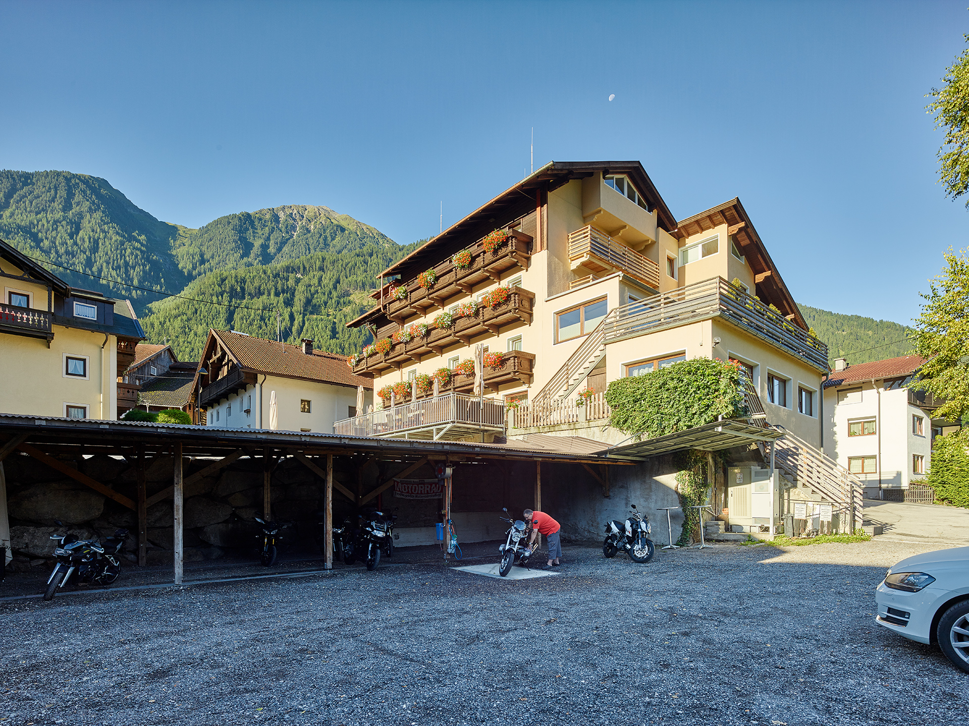 hotel aussen sommer mit mann